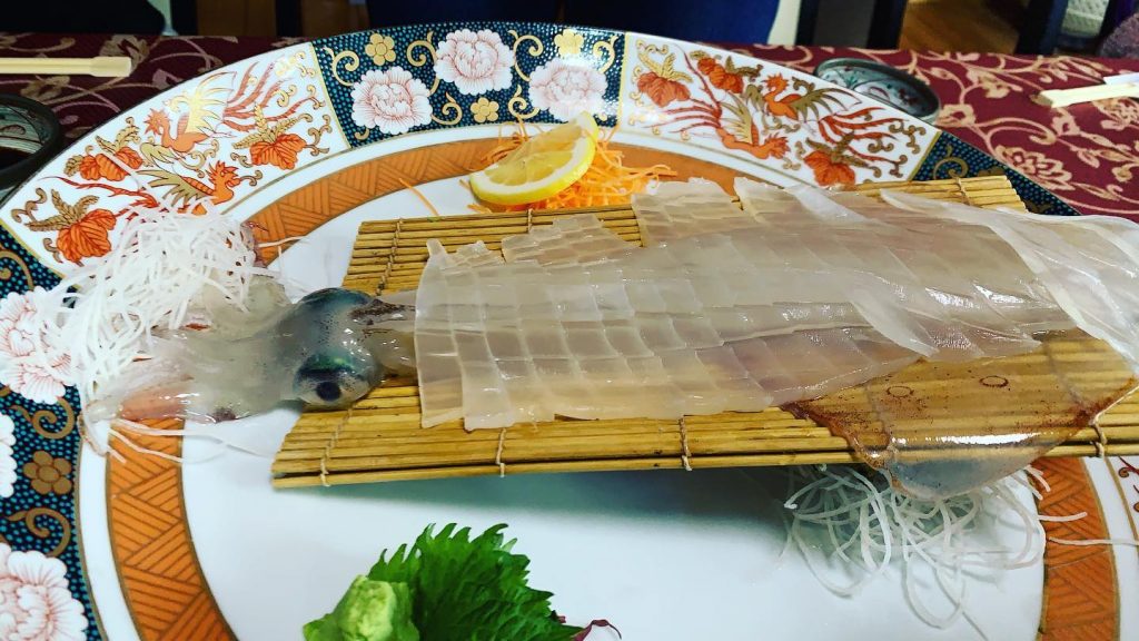 イカの姿作り透き通ったイカの刺身は歯ごたえが美味　