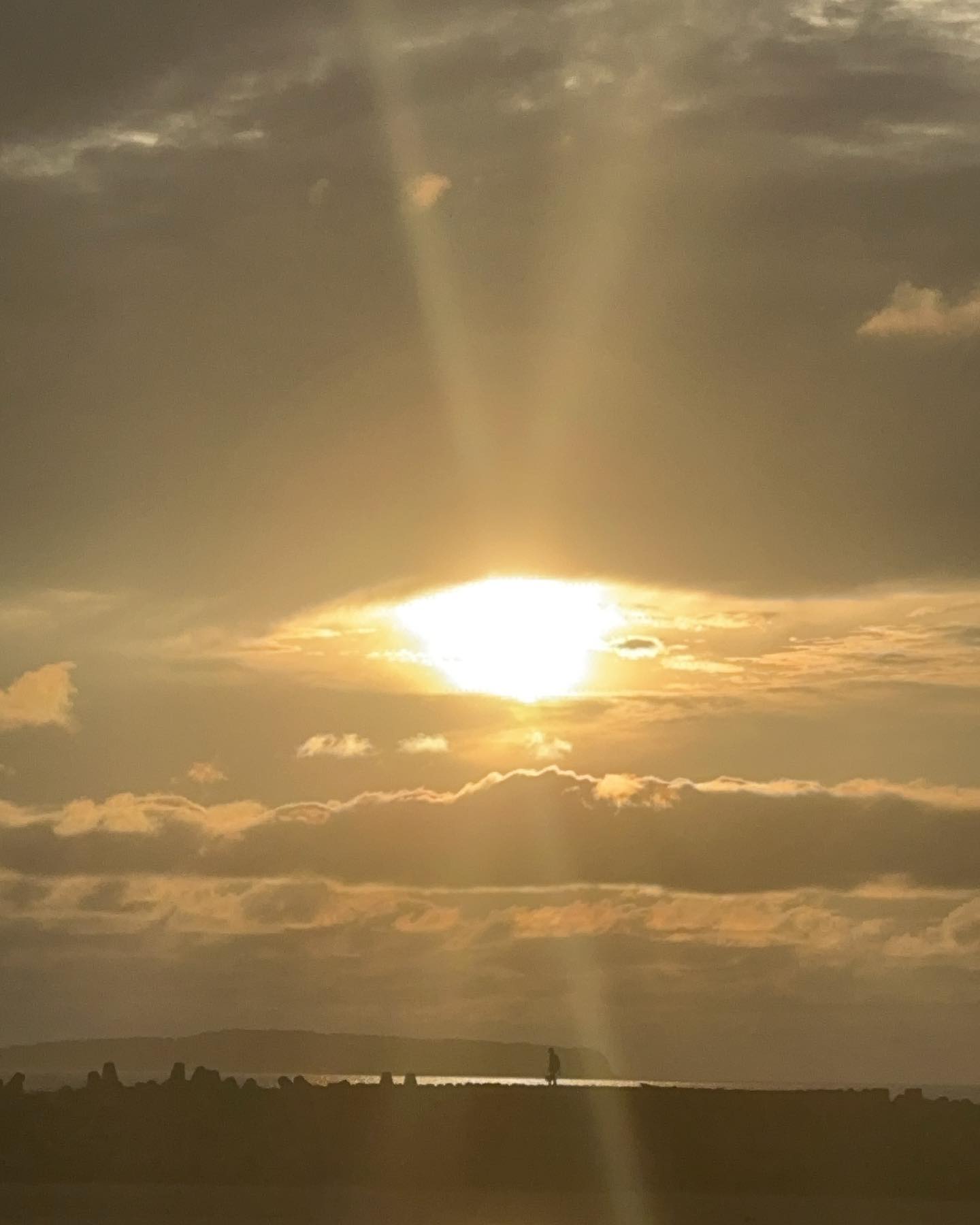 古賀の海　夕陽が見たくて散歩#古賀の海岸　#夕焼け　#夕陽#相島　#癒しの時間　#ひかり#🥲