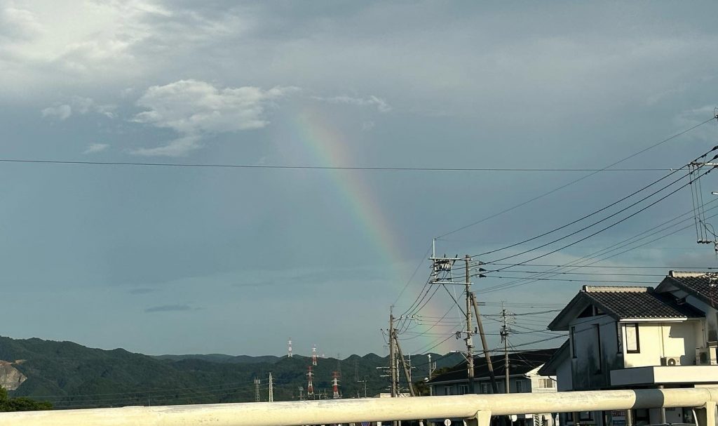 昨日の空　夕方ふと空を見上げると虹