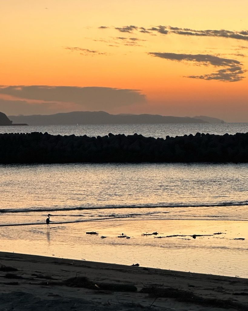 古賀の海夕暮れ後のオレンジ色の地平線少し冷たく感じる風冬　　