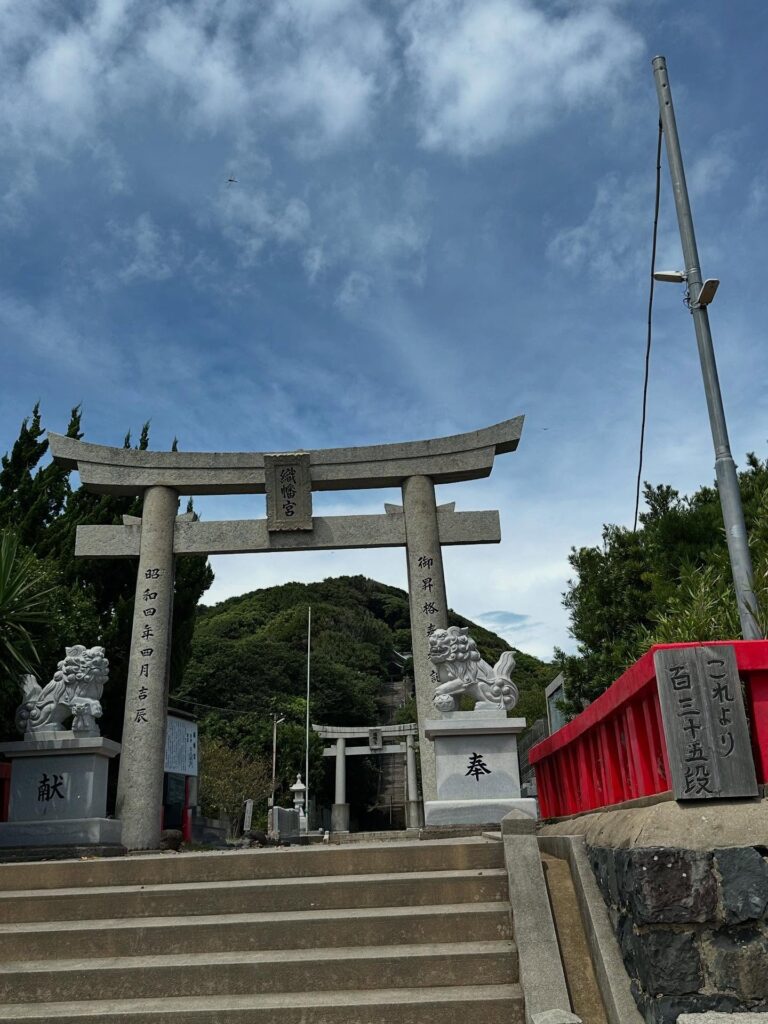 宗像市織幡神社　鐘崎　海女海人発祥の地　梵鐘が沈んだ湊少し山道を歩くと　地島の先　世界遺産　沖ノ島が薄らと見える展望所があった。