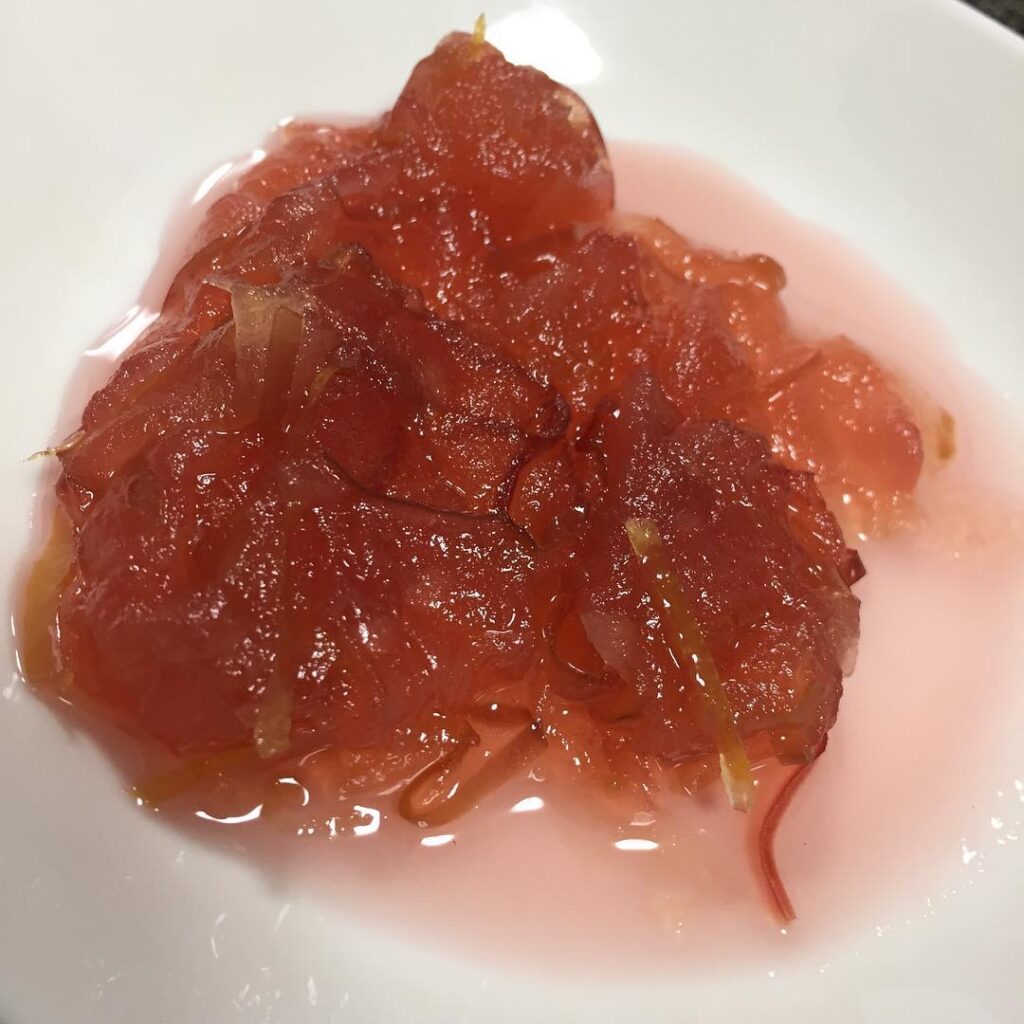 今年の紅玉のジャム 良い色に仕上がりました〜♪(╹◡╹)クリームチーズ ブリー モンドールブルーチーズなどと全粒粉のクラッカーで美味しく〜♪