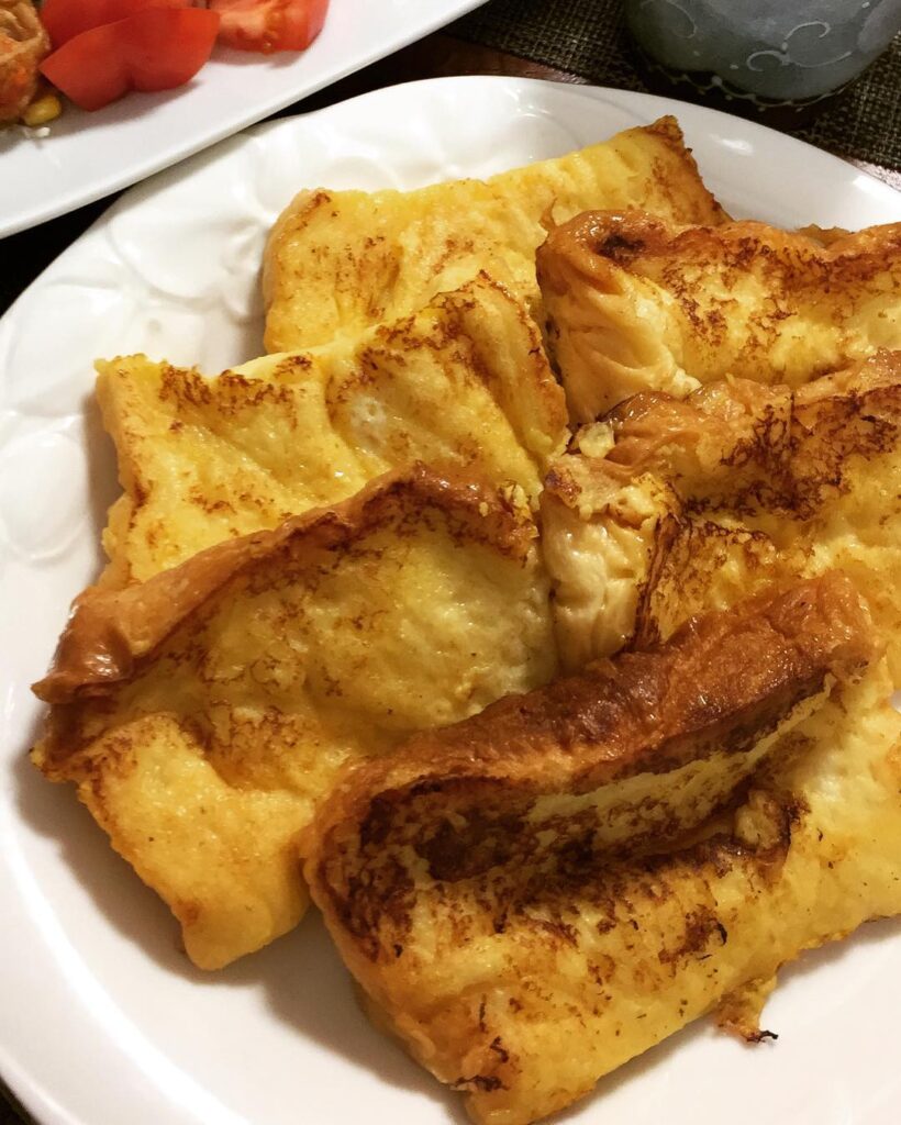 草臥れた日の翌朝はの翌朝ブランチ〜フレンチトーストトマトサラダヘーゼルナッツflabor coffee