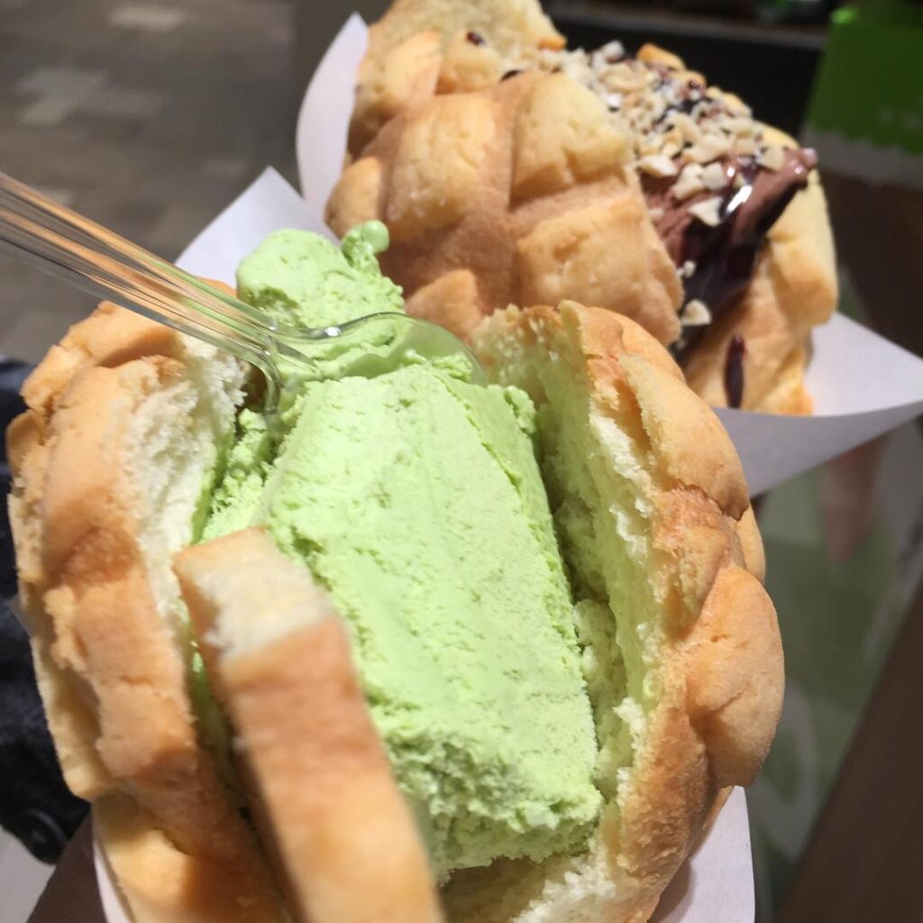 メロンパン抹茶アイスサンド〜♪(╹◡╹)♡歩き疲れたら、スイーツ〜♪