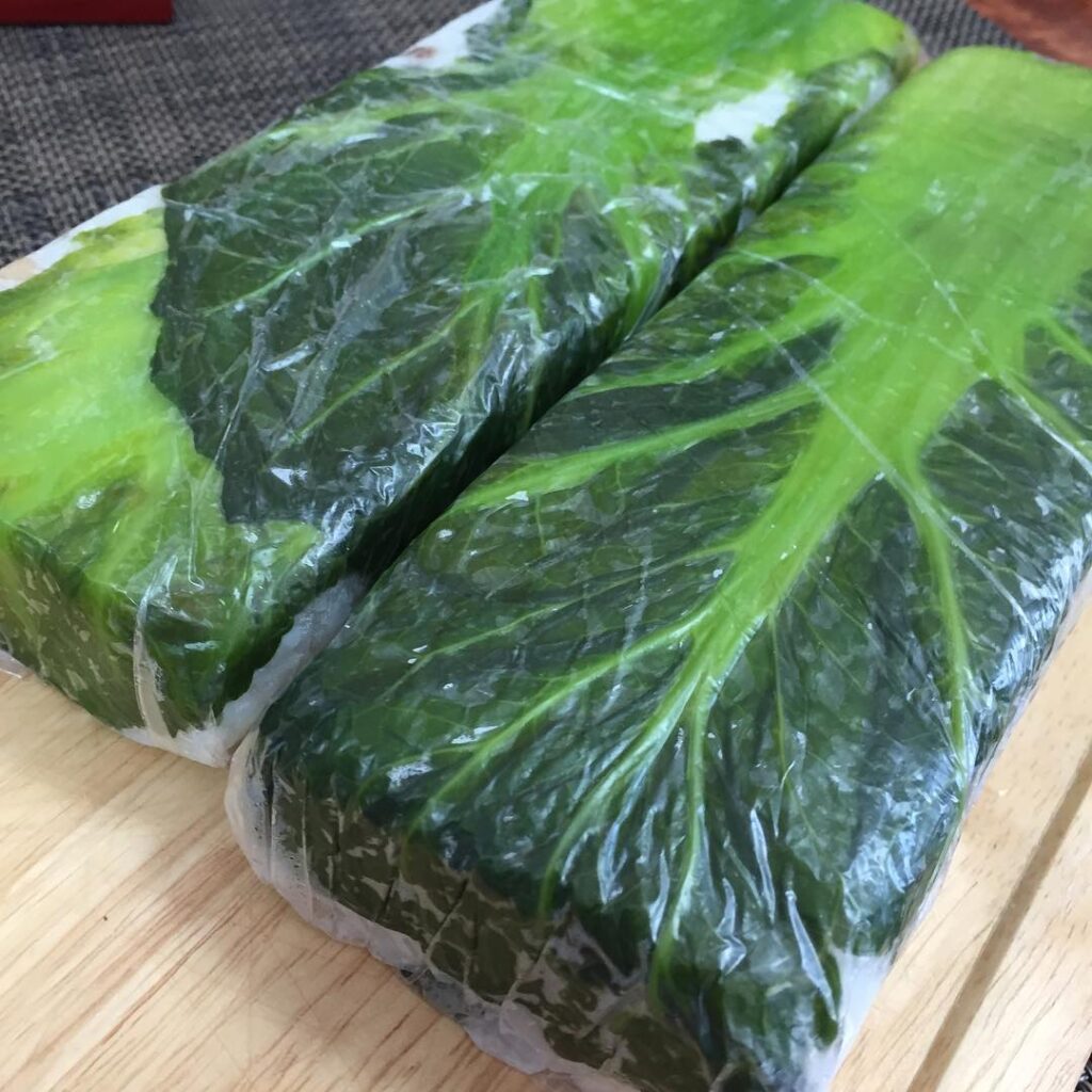 高菜のお漬け物葉っぱの大豆飯巻き大きなお口でほうばる〜〜