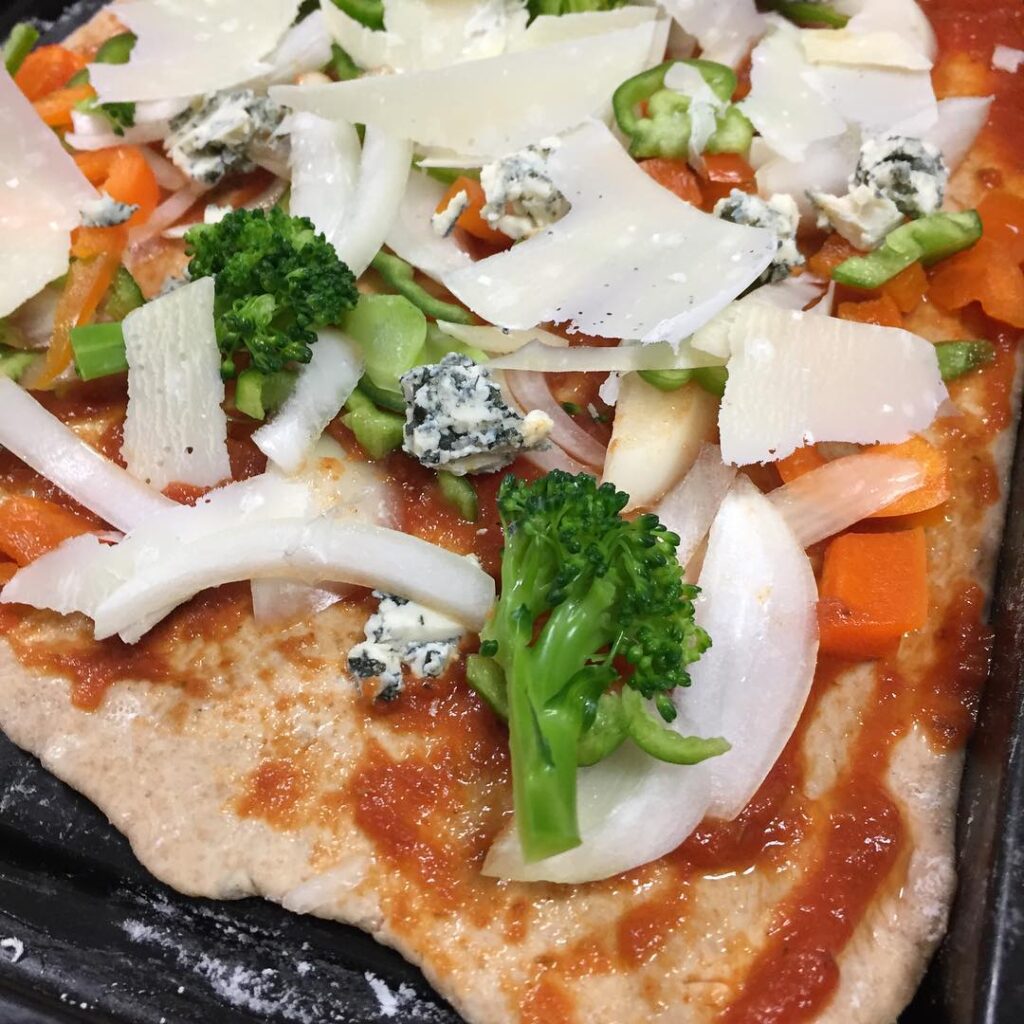 全粒粉と強力粉半々の生地を一晩抱いて肌温で発酵ブルーチーズとパルメザンチーズのピザ〜♪(╹◡╹)