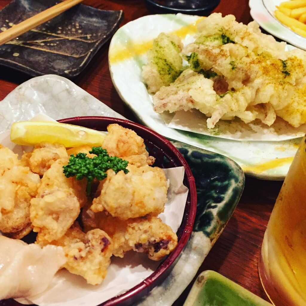 タコ唐揚げイラの天ぷらどちらもビールにあう〜〜おんふ