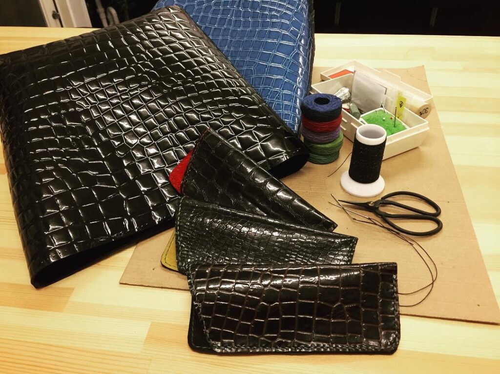 金のガチョウ革教室クロコ調エナメルの眼鏡ケーストートバック〜♪(╹◡╹)♡