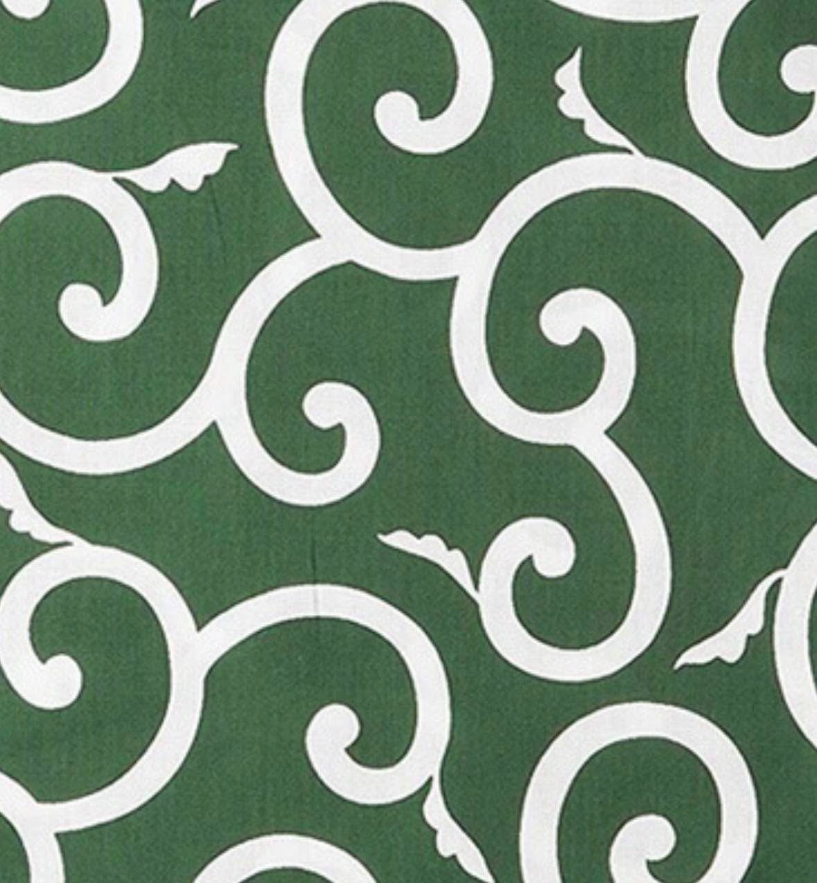 唐草模様の身体への纏い方ただ「持つ」だけでも意味はありますが、少し意識を加えると、流れが変わります。🧧 ① 包む(風呂敷・ハンカチ) 「運を包み、守る」 • 大事なものを唐草で包む • 財布や通帳を包むのも◎ 言霊意識「この中の豊かさは守られている」 ② 身につける(衣類・小物) 「流れを自分に取り込む」 • 着物・スカーフ・バッグ • さりげないワンポイントでも十分 ポイント「今日は流れに乗る」と意識するだけでOK ③ 空間に置く 「場のエネルギーを循環させる」 • 玄関 → 良いご縁を呼ぶ • リビング → 家族の調和 • 仕事場 → 発展と継続 ④ 願いを乗せる(静かな使い方)唐草は「続く力」を持つため――短期の願いよりも長く続いてほしい願いに向いています。 • 健康 • 家族の縁 • 仕事の安定 • 精神的成長 #言霊ノート(翠香風)唐草は、結果を急がない文様。絡まりながら、ゆっくりと、しかし確実に広がっていく。それはまるで――あなたの人生そのもの。すぐに形にならない出来事も、見えないところで、つながり続けている。だから焦らなくていい。「すべては、すでに編まれている」そう気づいたとき、人生の流れは静かに整い始めるでしょう。