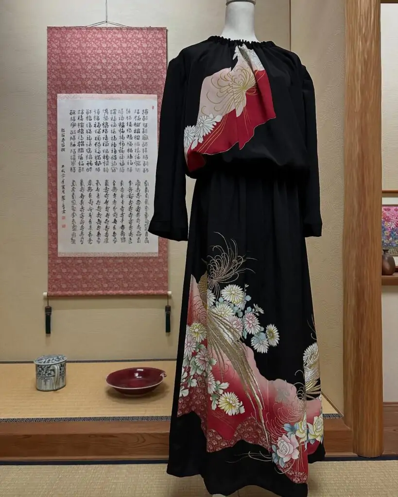 既婚女性の第一礼装　黒留袖　錦糸銀糸の刺繍された番の鳥　＃着物リメイク