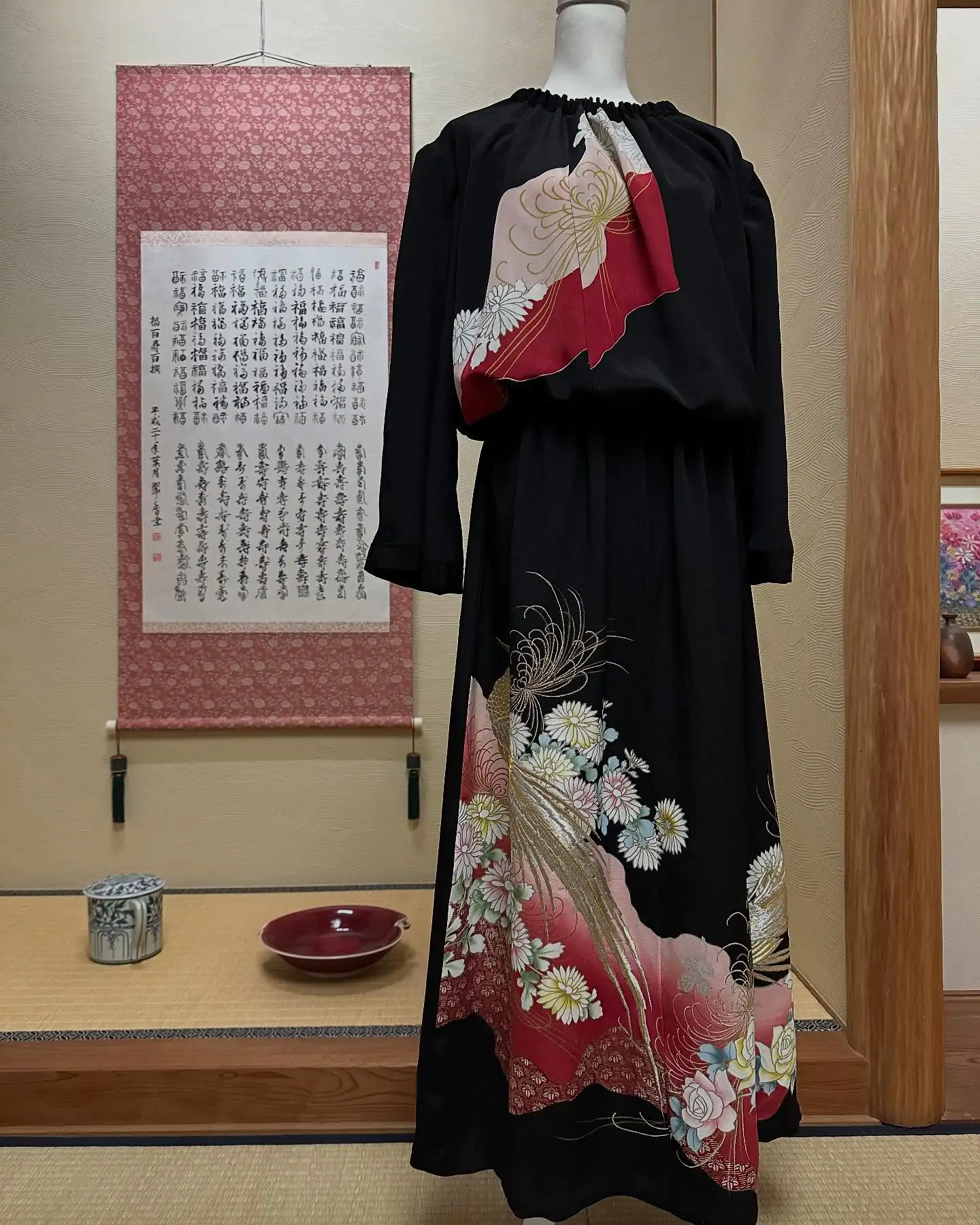 既婚女性の第一礼装　黒留袖　錦糸銀糸の刺繍された番の鳥　＃着物リメイク#ギャザースカート　＃ブラウス　＃セットアップ背中にさりげなく　家紋　洋服に仕立て直しても風格は残る日本の伝統　文化を残せたら幸いに存じます。＃JAPAN #KIMONO