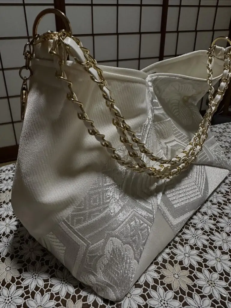 ＃着物リメイク ＃袋帯からバック金銀の糸でおられた白帯で　バックを作ってみました。