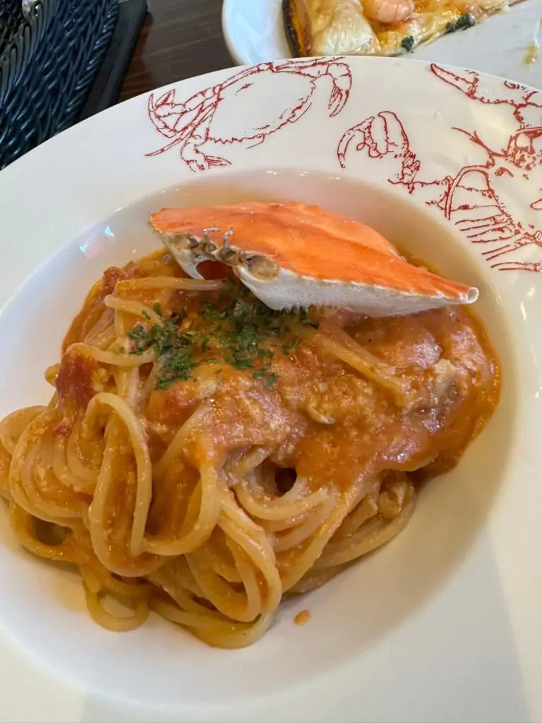 渡り蟹のパスタ　スペアリブ　エビのクリスピーパイピザ　アボカド🥑サラダ　＃ハウステンボス